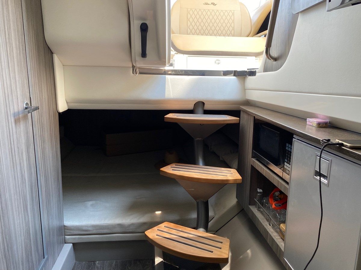 Buy a yacht 2021 SEA RAY 400 SLX OB @ PUERTO VALLARTA 2021