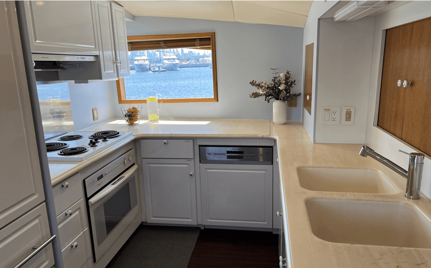 Купить яхту Day Dream IV 92 в Shestakov Yacht Sales