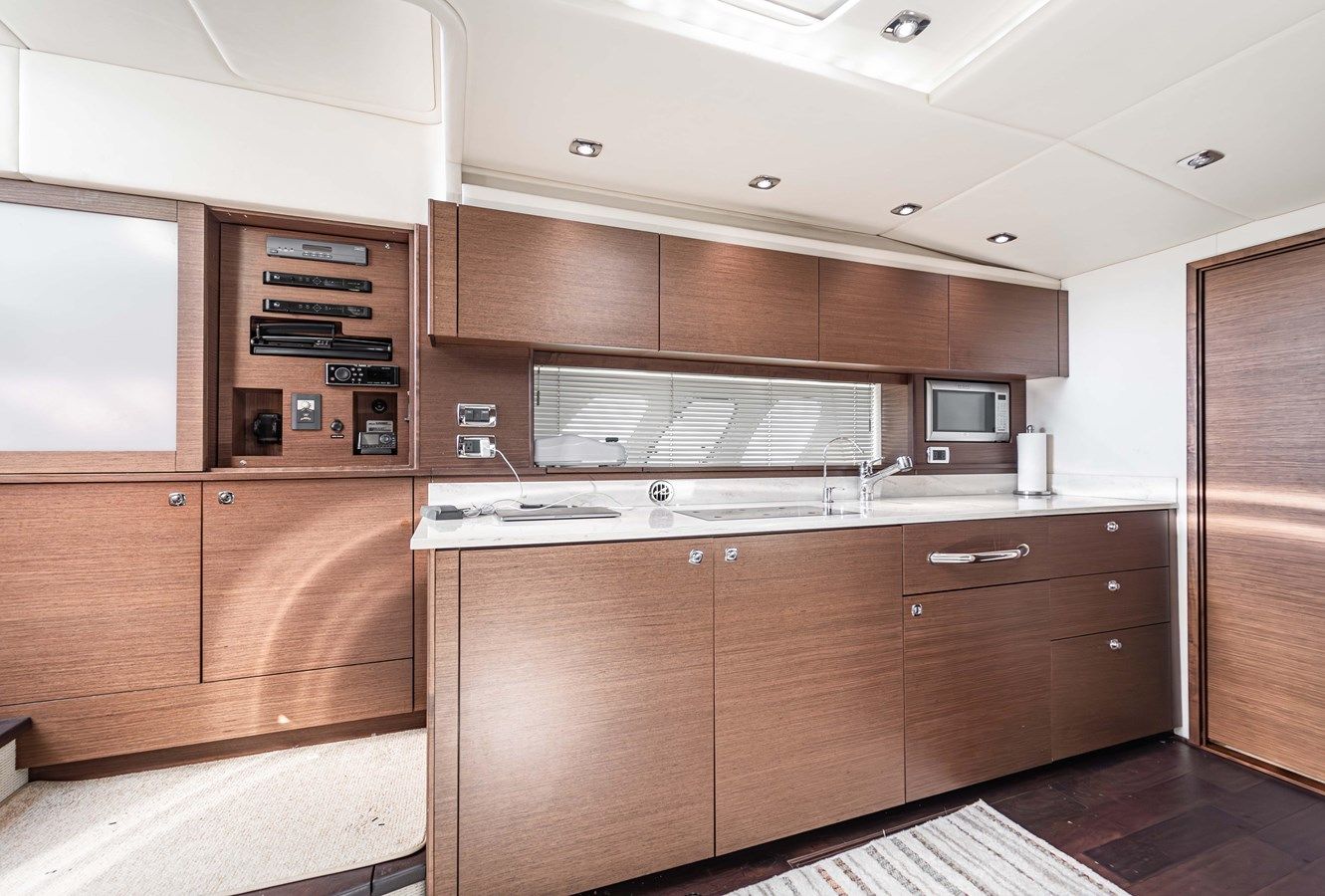 Купить яхту DELARON - SEA RAY в Shestakov Yacht Sales