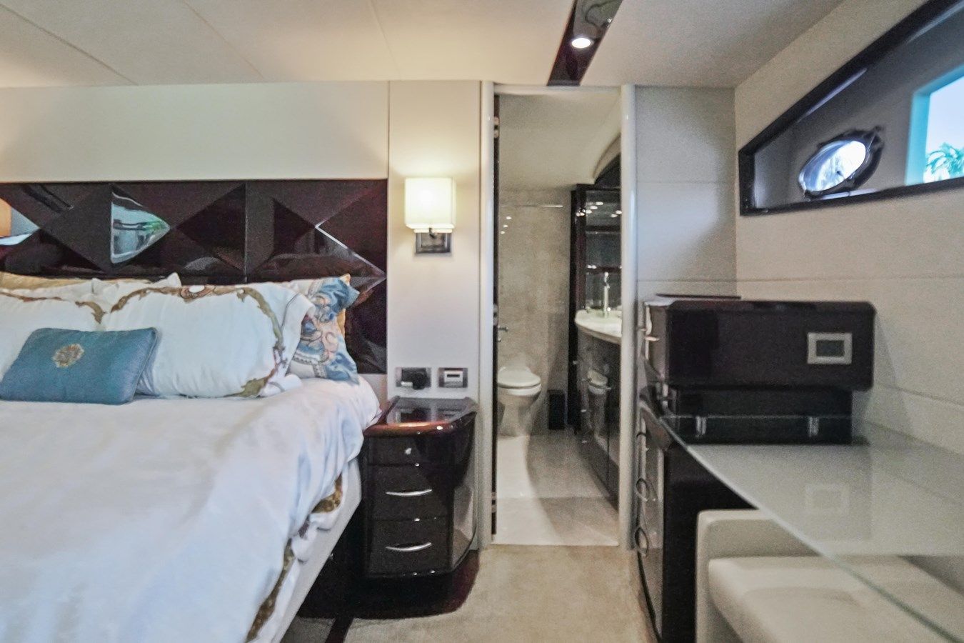 the best price on LAZZARA 2009