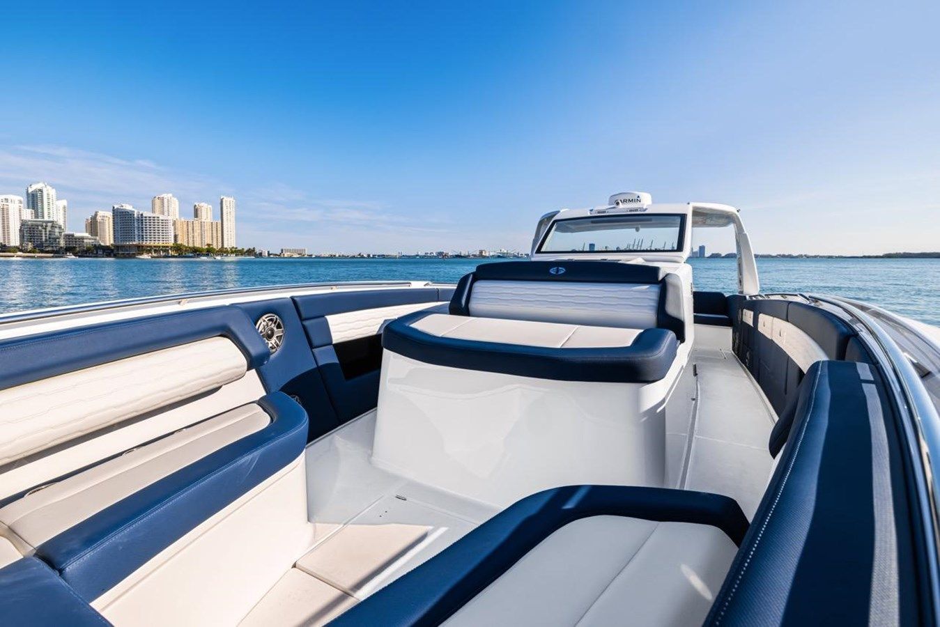 42 AURORIS - Cigarette Racing