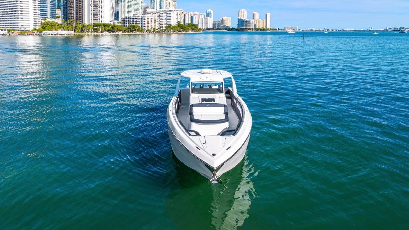 the best price on 42 AURORIS - Cigarette Racing