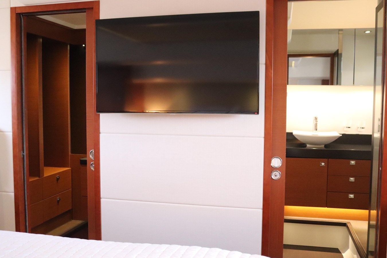 Buy a Ollie-Gator - PRESTIGE at Shestakov Yacht Sales