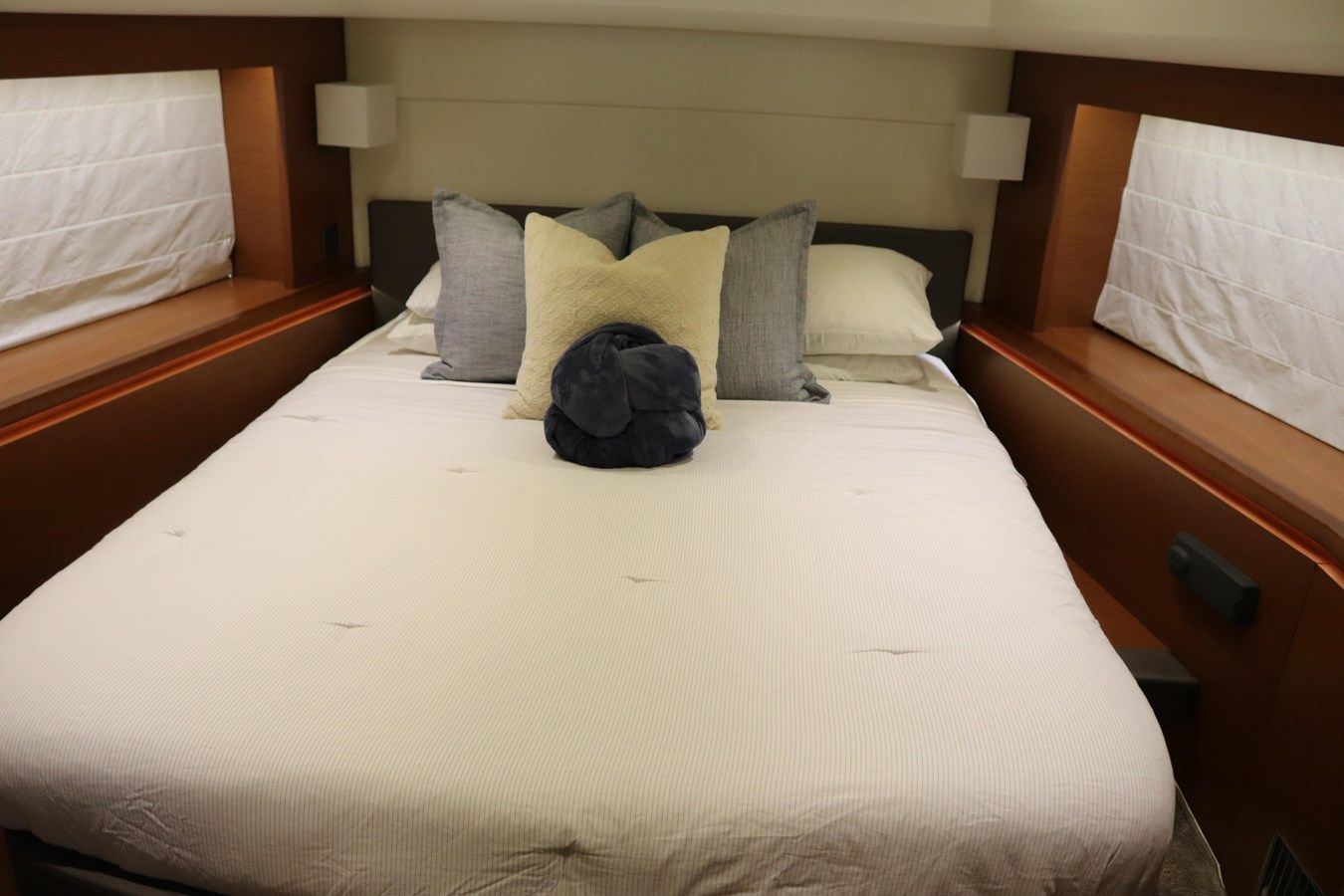 Buy a Ollie-Gator 550 Fly Bridge at Shestakov Yacht Sales