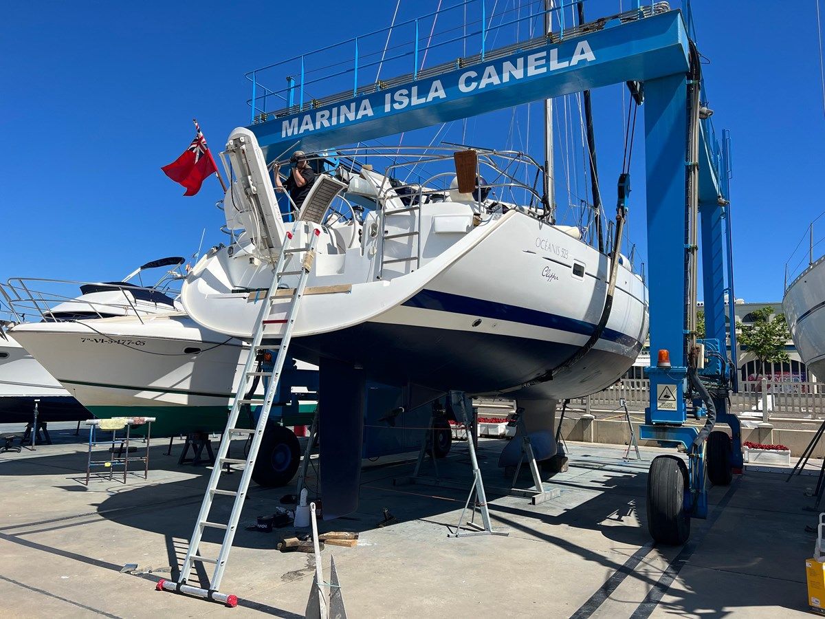 Buy a yacht CARINA Oceanis Clipper 523