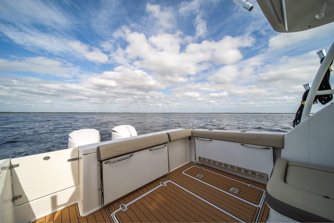 2019 Pursuit DC 325 Dual Console 2019