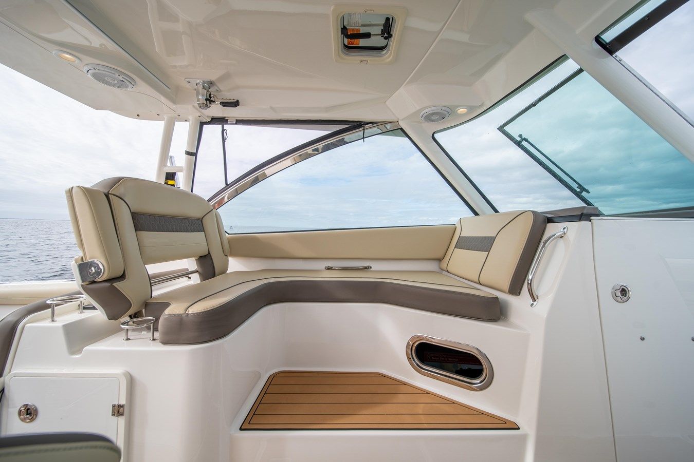 Buy a 2019 Pursuit DC 325 Dual Console 2019 at Shestakov Yacht Sales