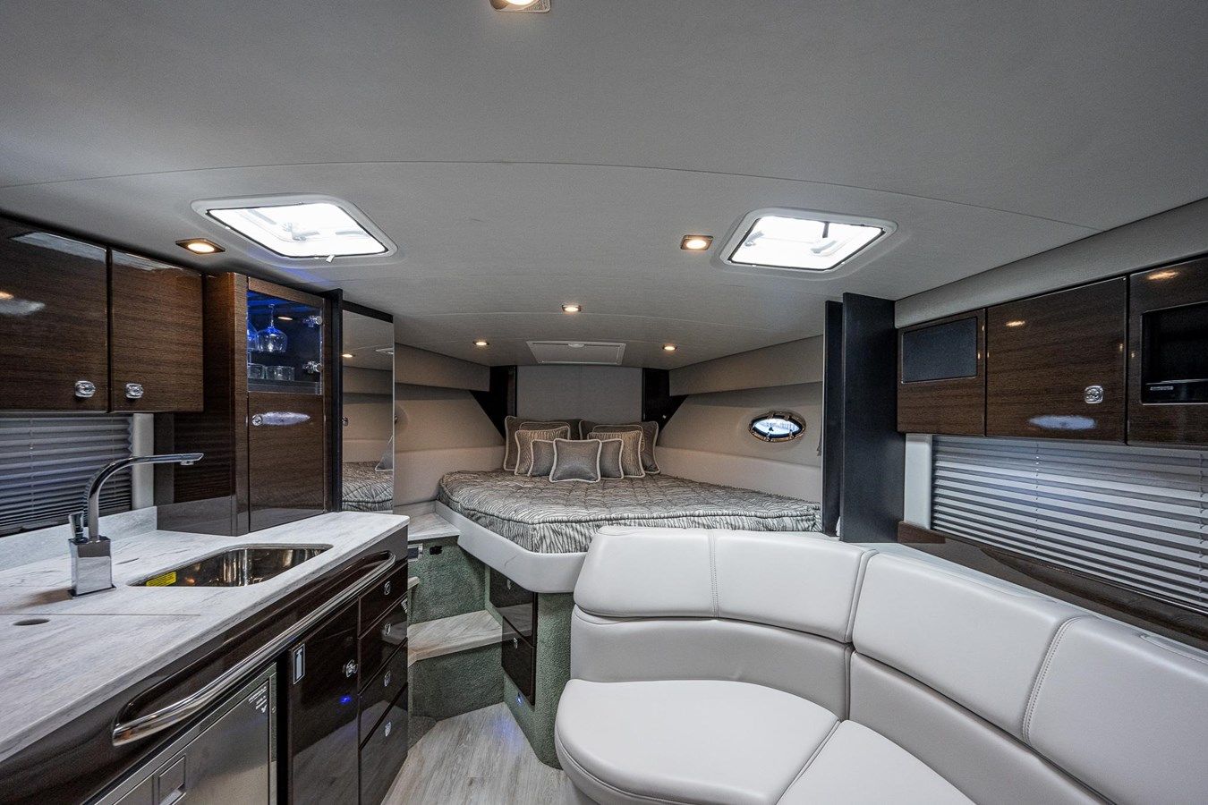 Купить яхту 2018 31' Formula 31 Performance Cruiser - Formula Boats в Shestakov Yacht Sales