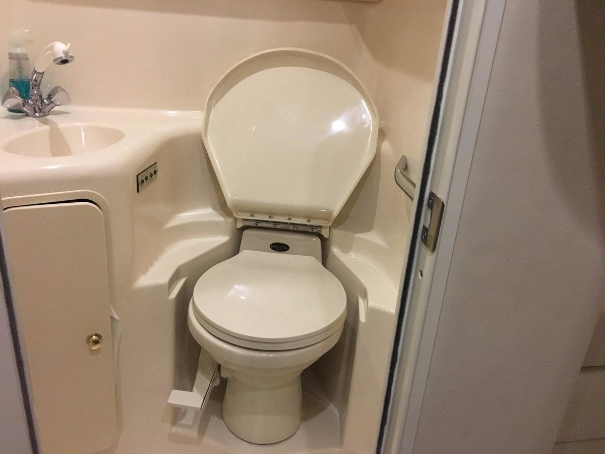 Buy a 2000 Sea Ray 410 Sundancer 410 Sundancer at Shestakov Yacht Sales