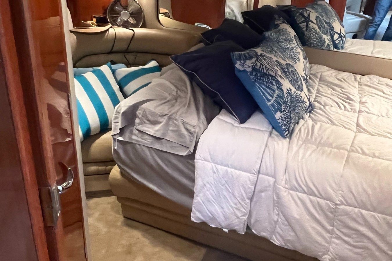 Buy a 2001 Sea Ray 460 SUndancer 460 Sundancer at Shestakov Yacht Sales