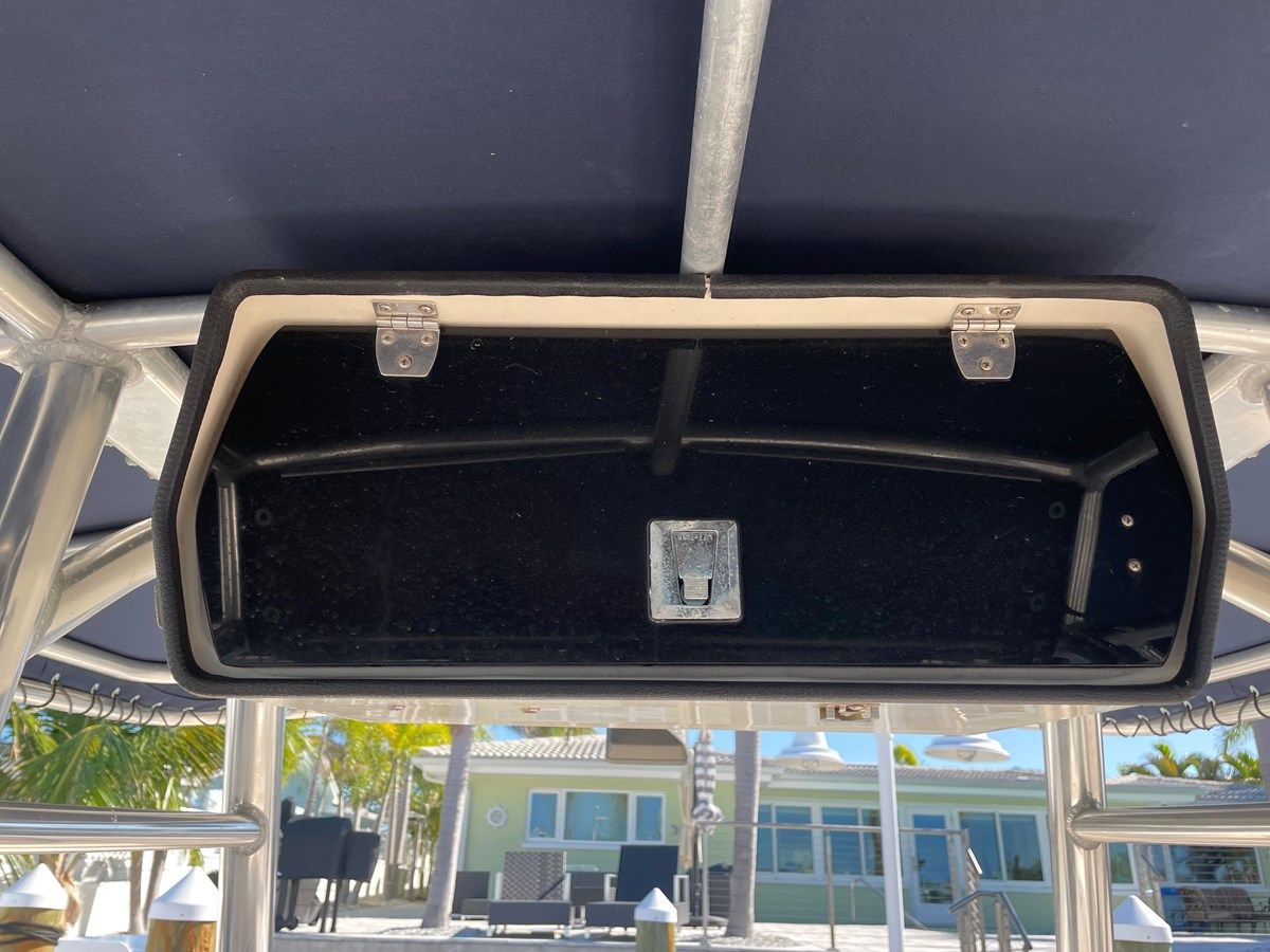 Buy a yacht 2003 Grady-White Center Console Chase 273