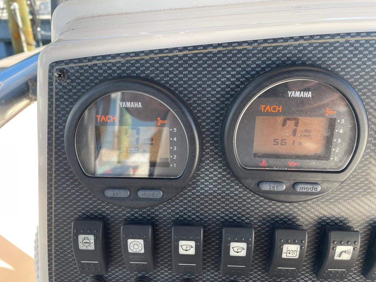 Buy a yacht 2003 Grady-White Center Console Chase 273 2003