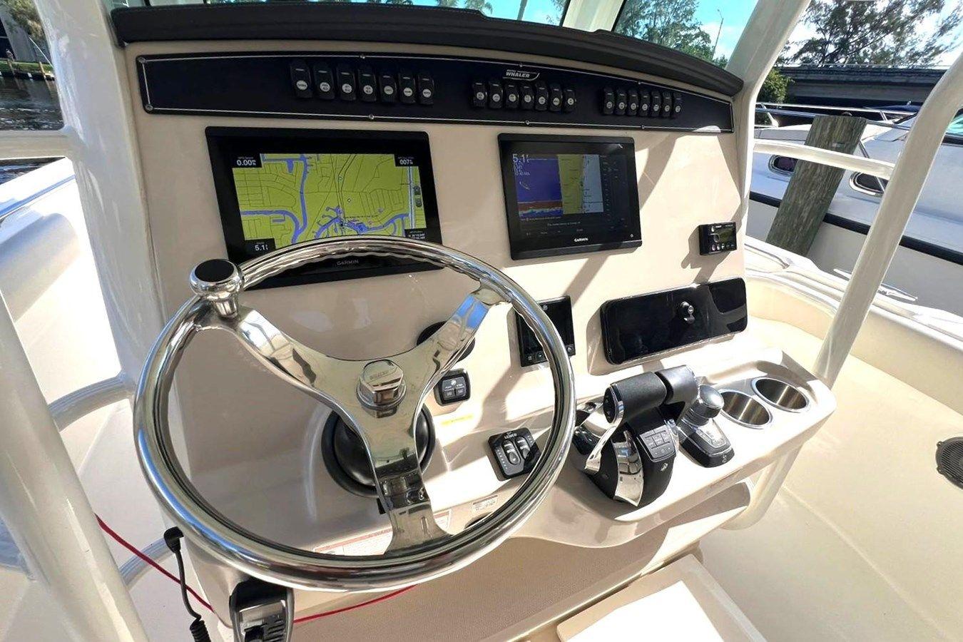 Лучшая цена на Boston Whaler 330 2022