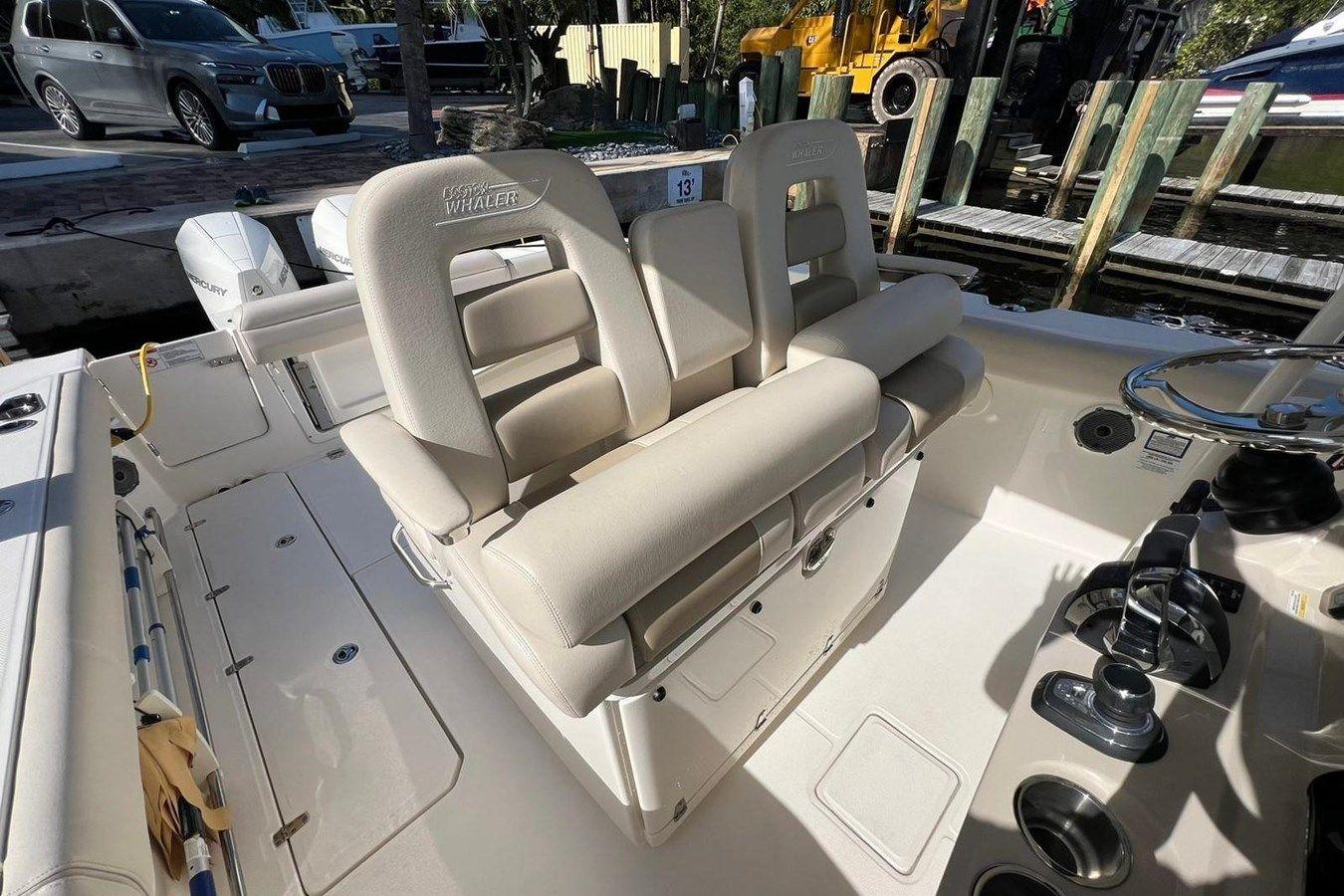 Лучшие предложения покупки яхты Boston Whaler 330 33
