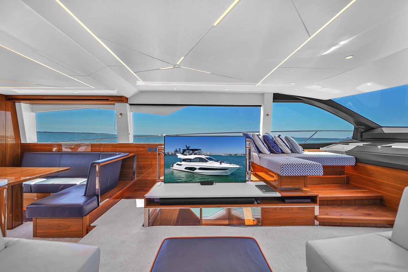 Buy a yacht 68 MANHATTAN 2021