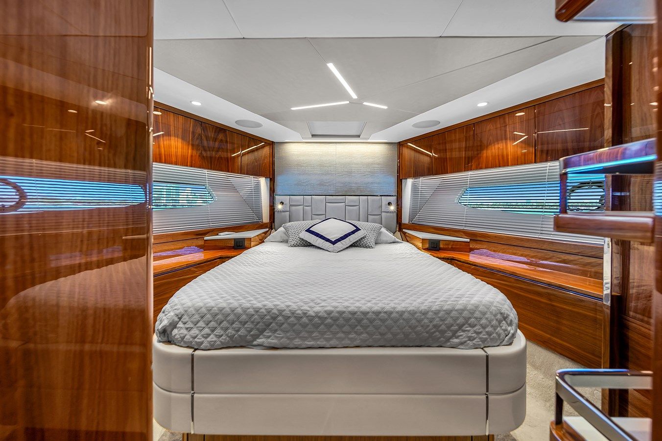Buy a yacht 68 MANHATTAN 68