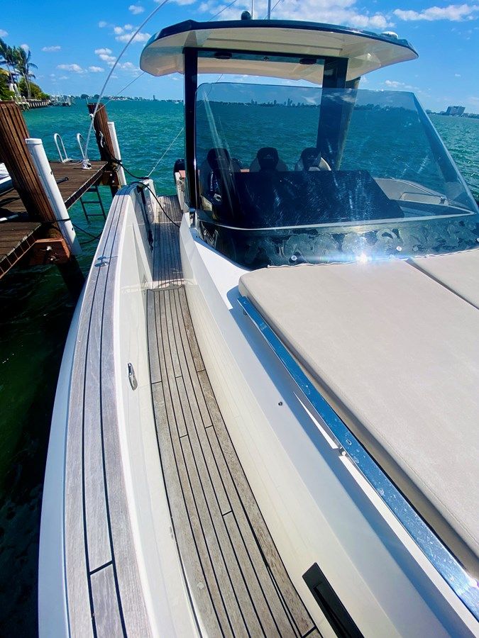 - 377 Coupe OB yacht sale