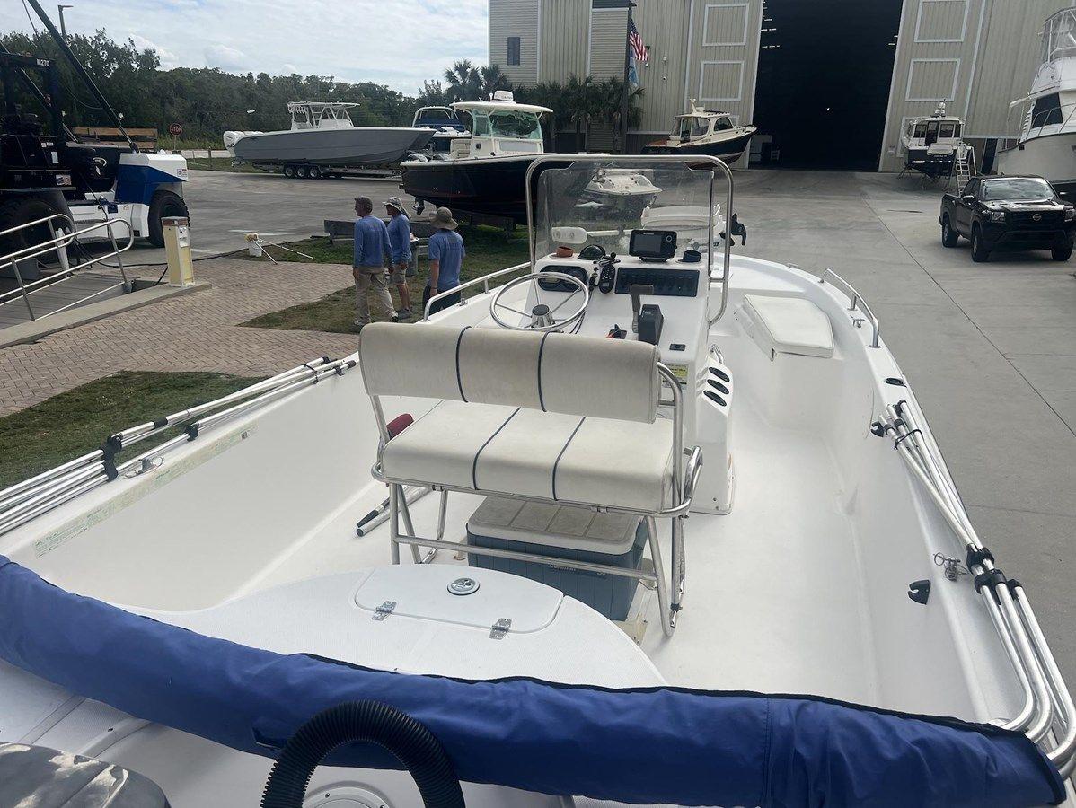 Buy a yacht 2002 Cobia 211 Bay Boat - COBIA