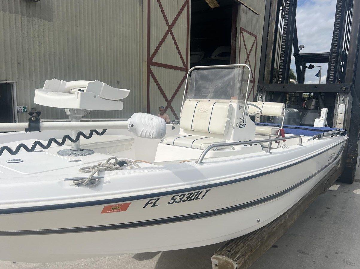 Buy a yacht 2002 Cobia 211 Bay Boat 211 BAY BOAT