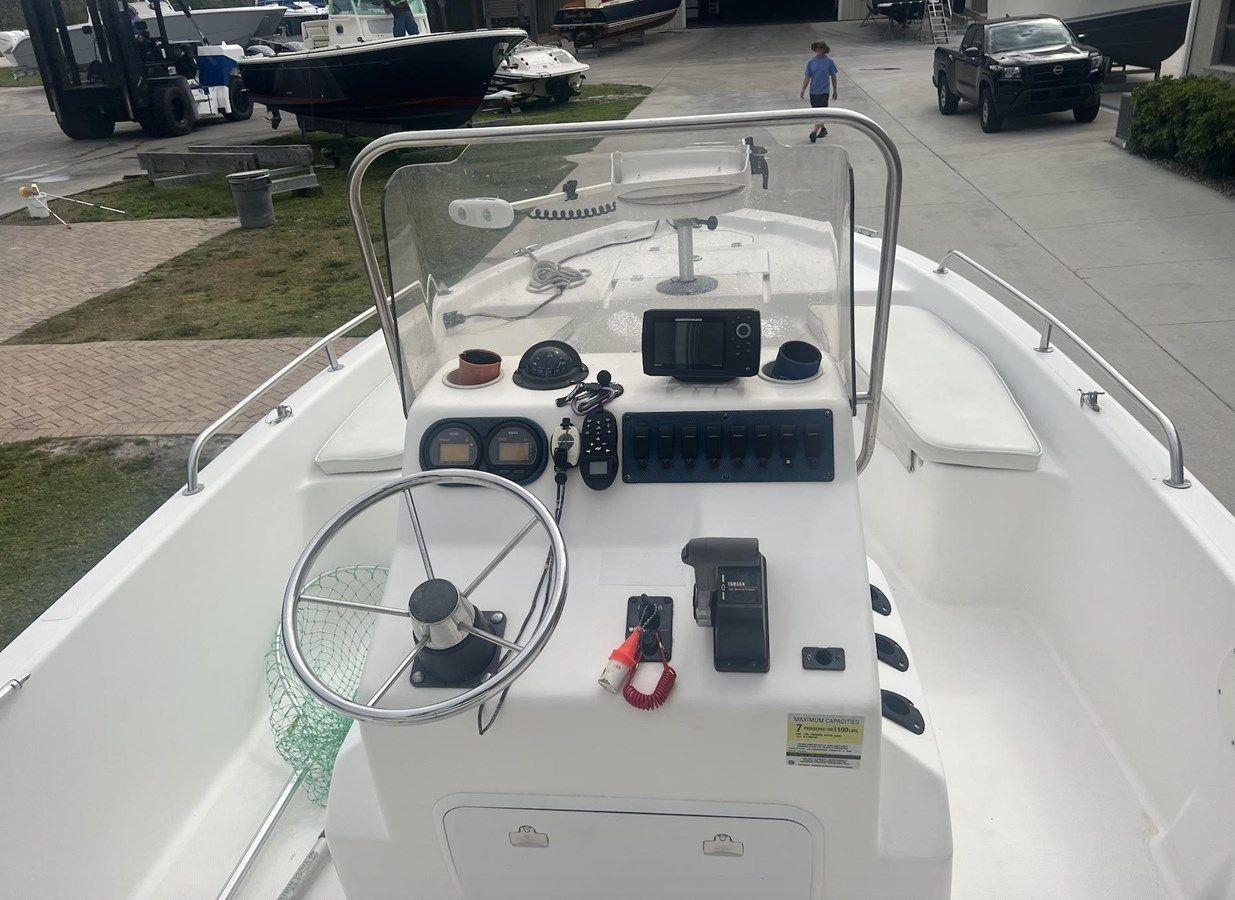 Buy a yacht 2002 Cobia 211 Bay Boat 2002