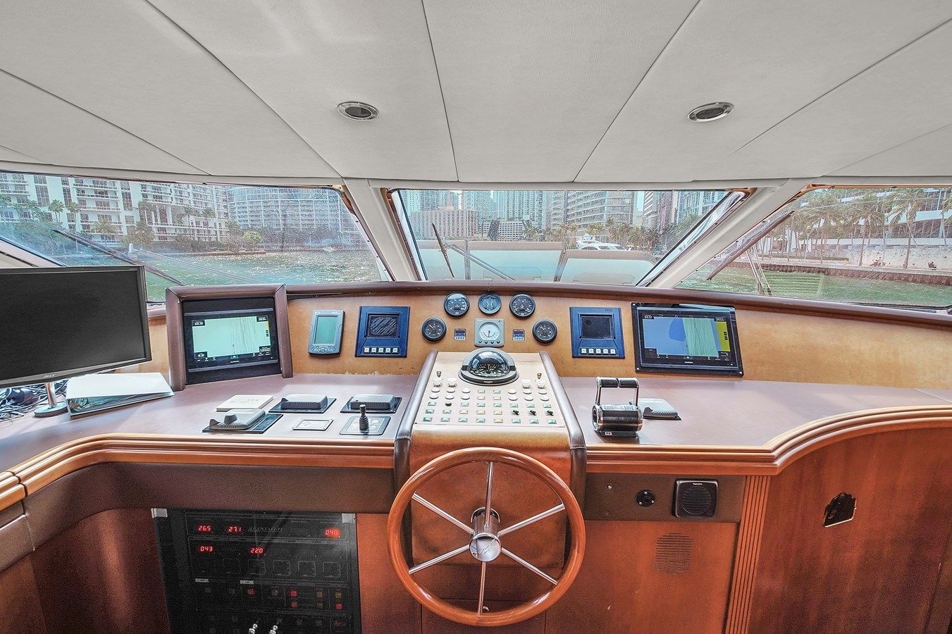 the best price on AZIMUT 100 2006