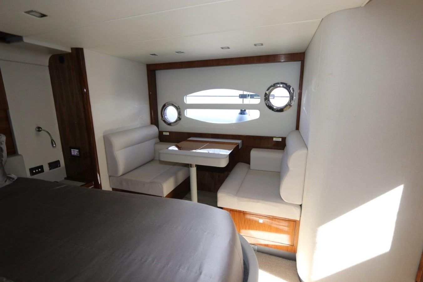 Продажа яхты RIVIERA 2020