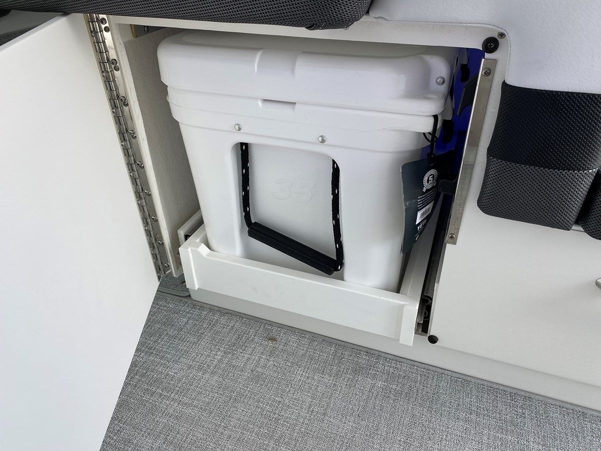 Buy a yacht Four Play 38