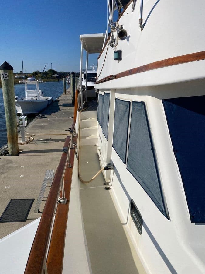 Buy a yacht 1990 Albin 43 Sundeck Trawler