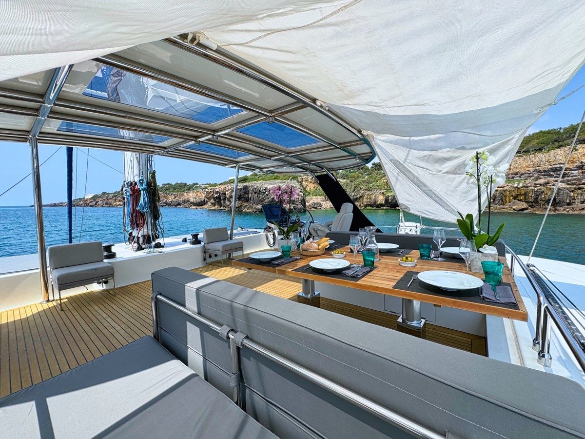 FEEL THE BLUE - SUNREEF yacht sale