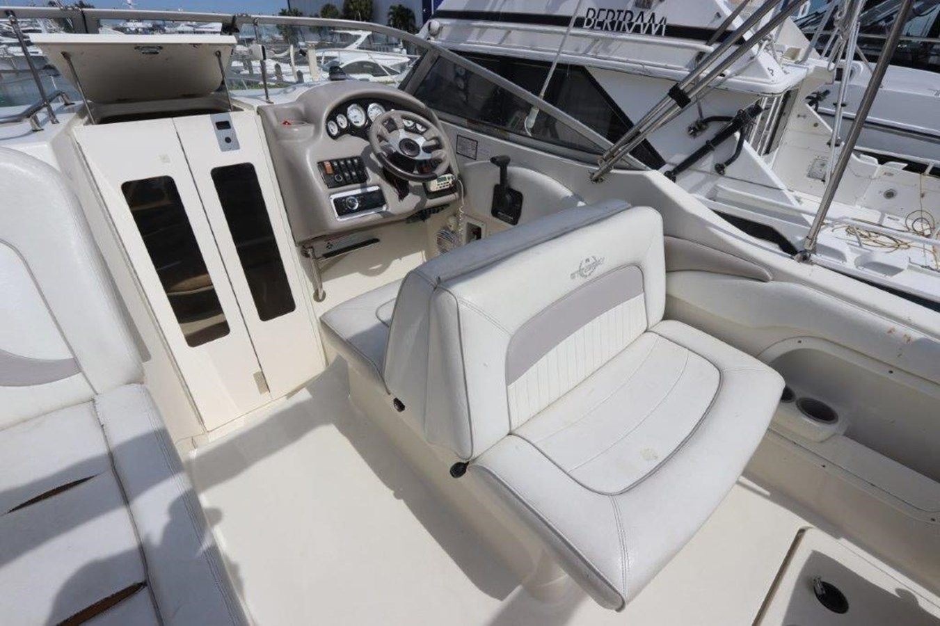 Купить яхту - - STINGRAY в Shestakov Yacht Sales