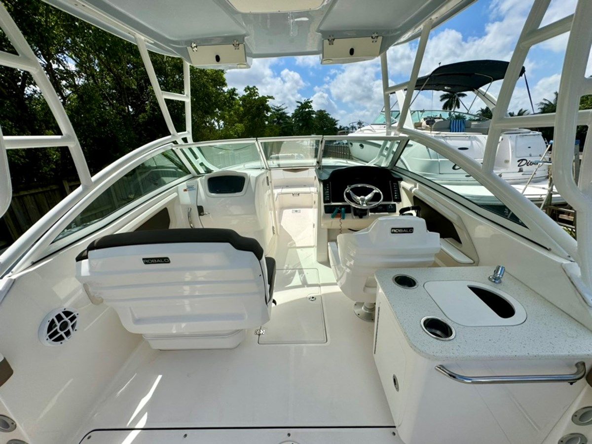 best yacht sales deals - R247 Dual Console