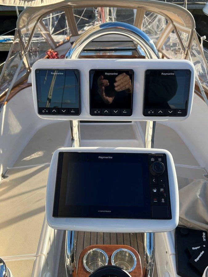 Buy a HERON 33 at Shestakov Yacht Sales