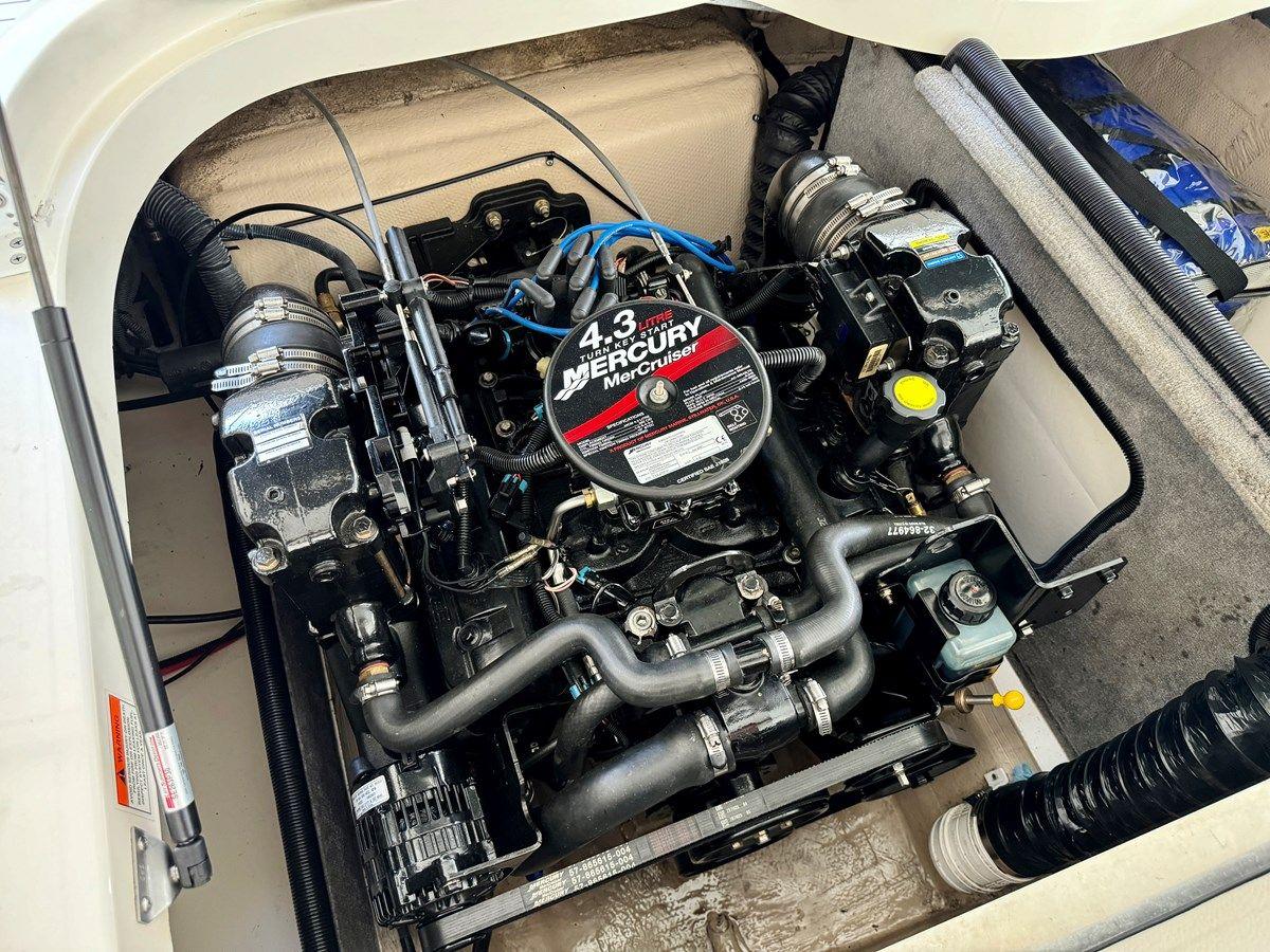 2008 Bryant 210 Bowrider 21