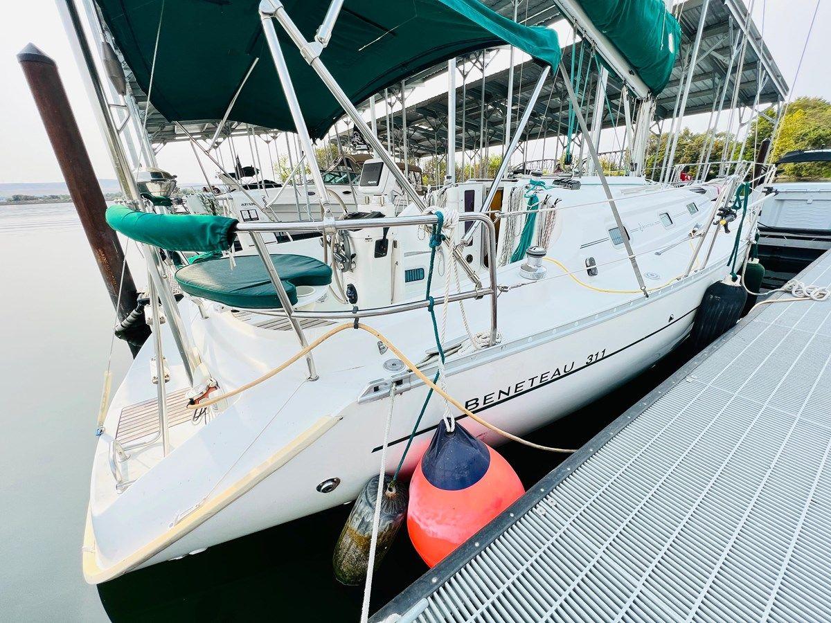 2000 Beneteau 311 311 yacht sale