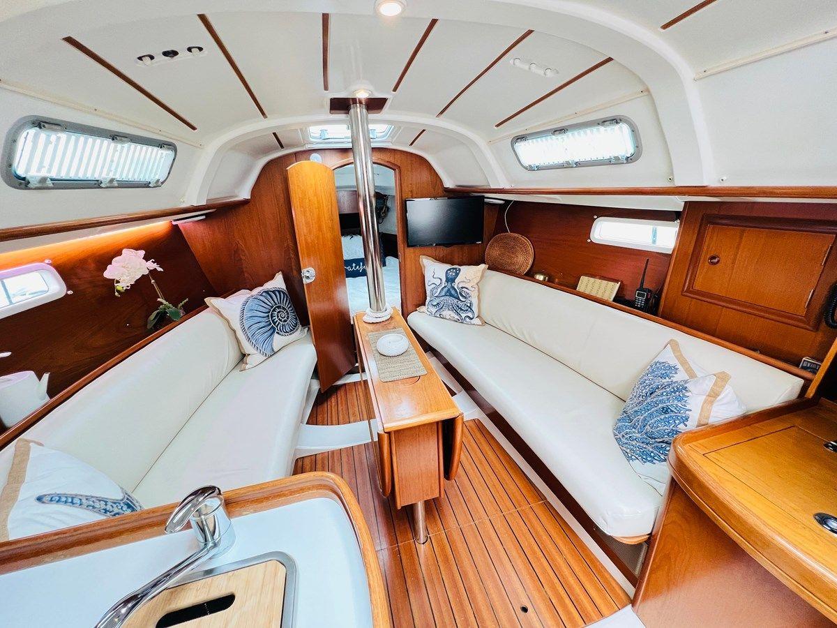 2000 Beneteau 311 yacht sale