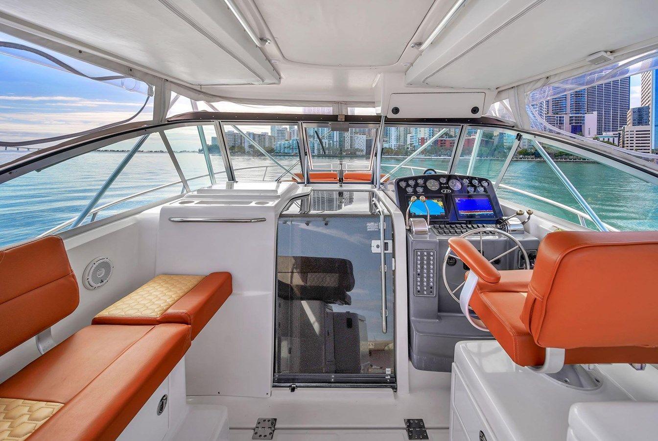 Купить яхту Pursuit 3400 Express 34 в Shestakov Yacht Sales