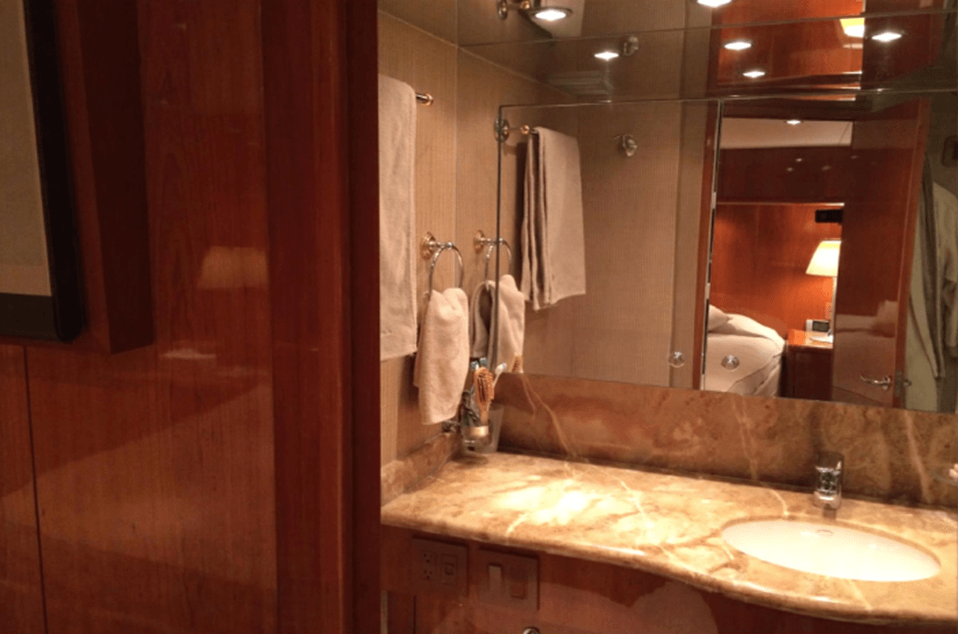 Buy a yacht Makaira HATTERAS Cruising Yacht