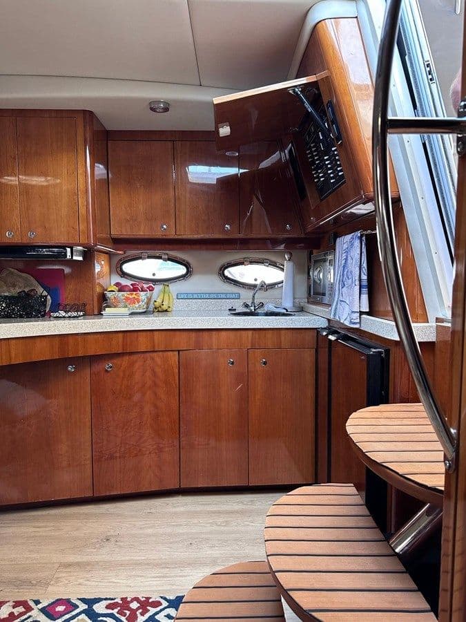 the best price on 2005 Regal Commodore 4260 44