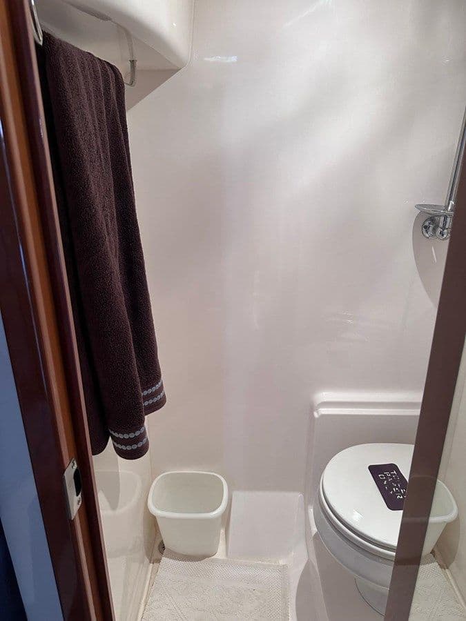 Buy a 2005 Regal Commodore 4260 at Shestakov Yacht Sales