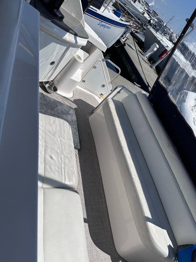 Buy a 2005 Regal Commodore 4260 Commodore 4260 at Shestakov Yacht Sales