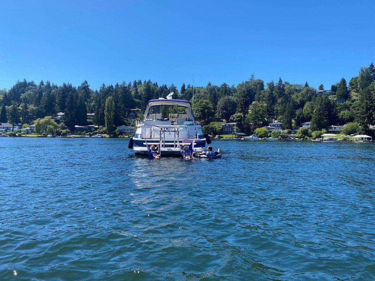 the best price on 2005 Regal Commodore 4260 - Regal