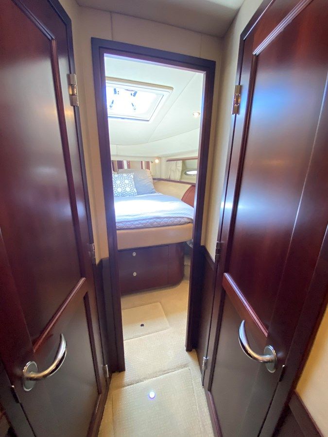 best yacht sales deals Blue Pearl 580 Sedan Bridge