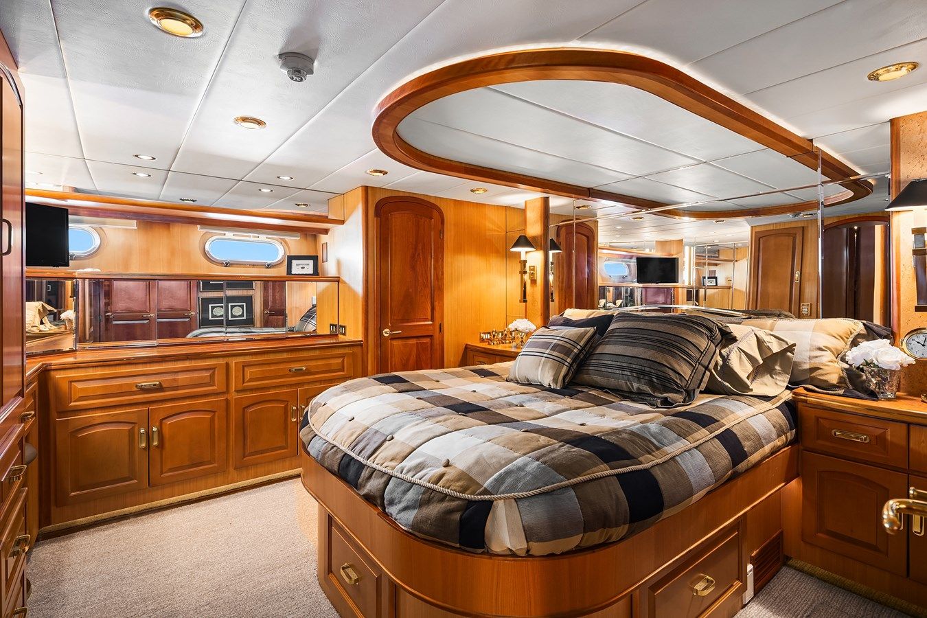 best yacht sales deals QUE SA-RAH SA-RAH Pilothouse