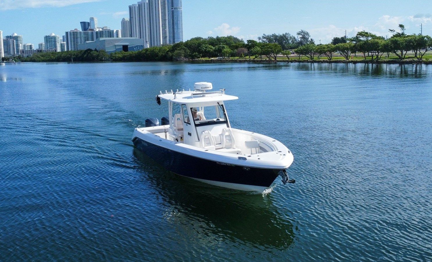 Buy a yacht 2018 Everglades 335 Center Console