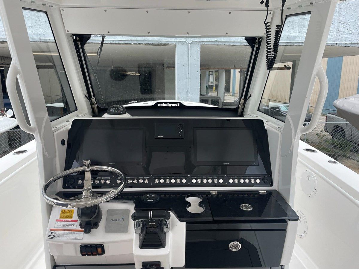 Buy a 2018 Everglades 335 Center Console - Everglades at Shestakov Yacht Sales