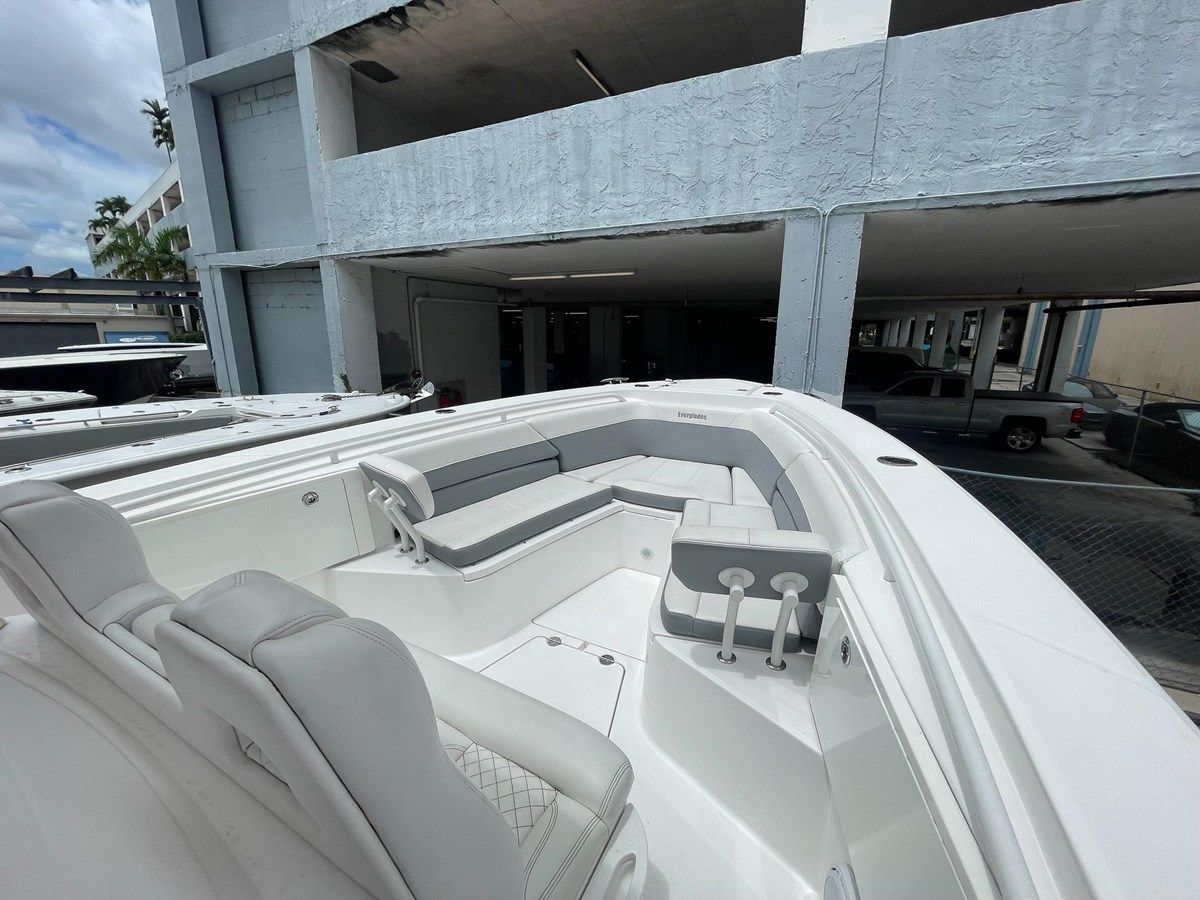 2018 Everglades 335 Center Console