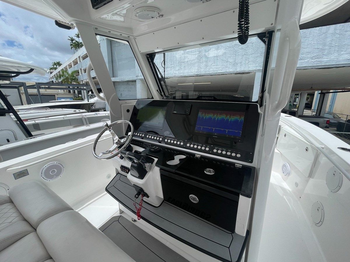 2018 Everglades 335 Center Console 335 Center Console