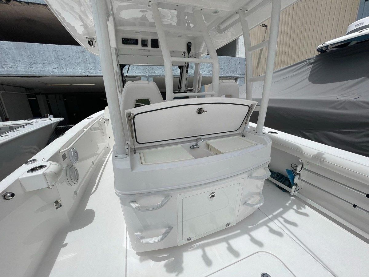 Buy a yacht 2018 Everglades 335 Center Console - Everglades