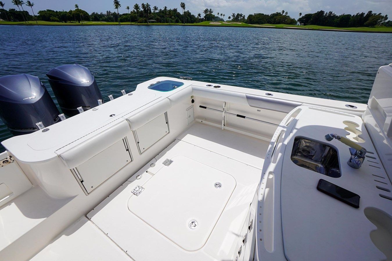 Buy a yacht 2012 Everglades 325 Center Console