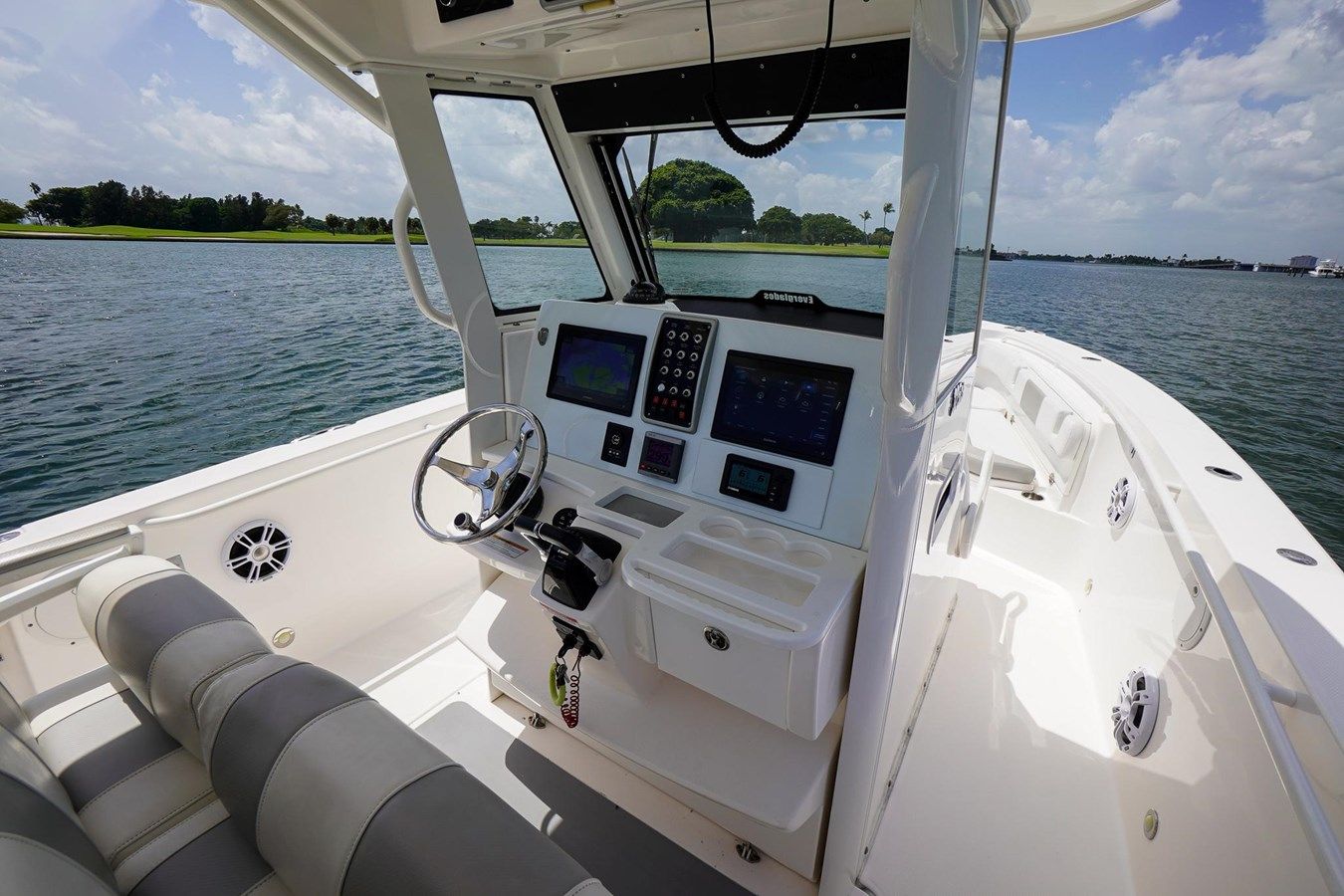 2012 Everglades 325 Center Console